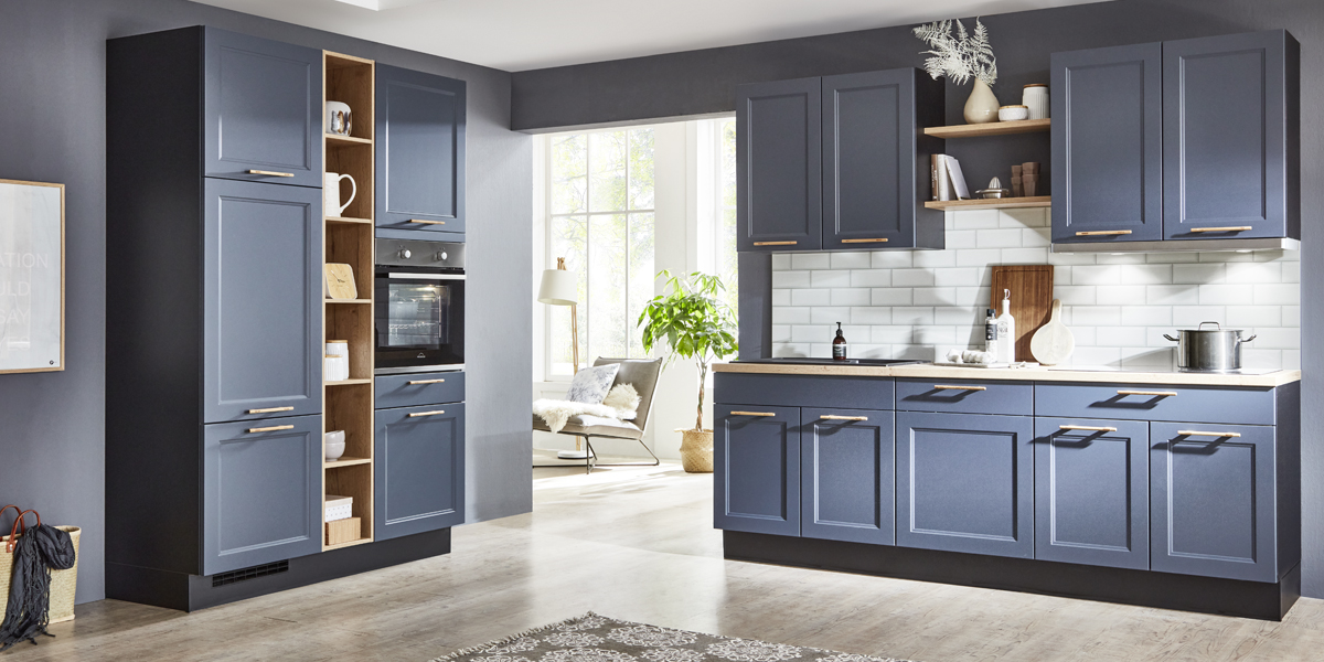 Zo ziet een eigentijdse landelijke stijl eruit: de karakteristieke paneelfronten werden heruitgevonden en zijn nu uiterst gestroomlijnd. Ze passen perfect bij moderne elementen in industriële stijl, die coole accenten zetten. Gelakte oppervlakken in donkere zwart- en antraciettinten en roestvrijstalen handgrepen geven uw keuken een zakelijk-technische uitstraling en vormen een spannend contrast met accessoires van natuurlijke materialen. 