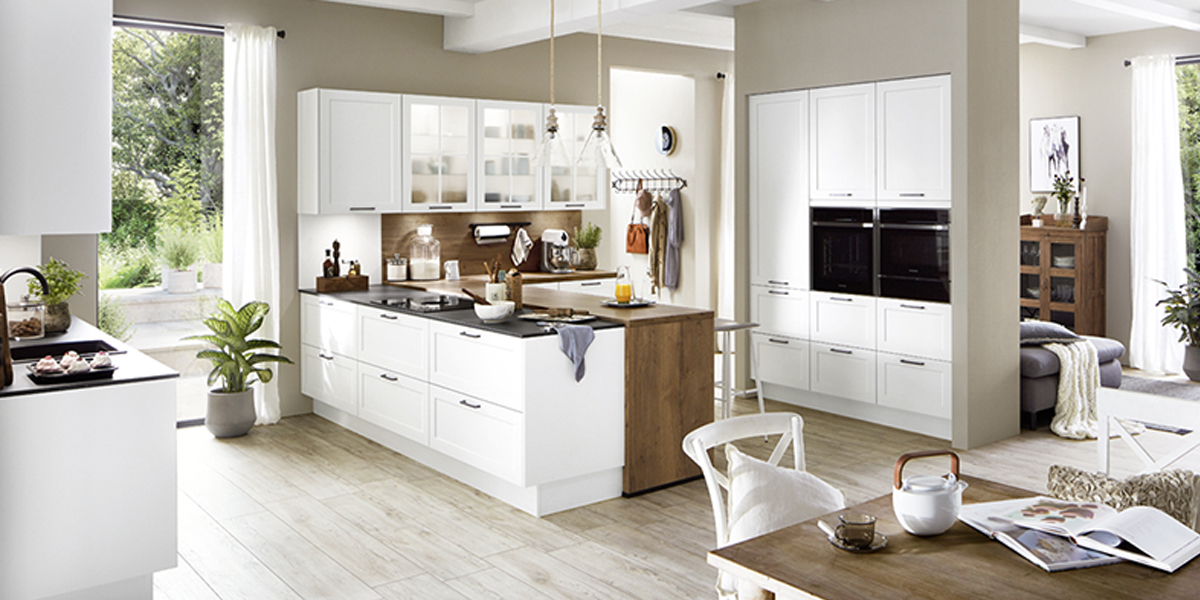 Zo ziet een eigentijdse landelijke stijl eruit: de karakteristieke paneelfronten werden heruitgevonden en zijn nu uiterst gestroomlijnd. Ze passen perfect bij moderne elementen in industriële stijl, die coole accenten zetten. Gelakte oppervlakken in donkere zwart- en antraciettinten en roestvrijstalen handgrepen geven uw keuken een zakelijk-technische uitstraling en vormen een spannend contrast met accessoires van natuurlijke materialen. 