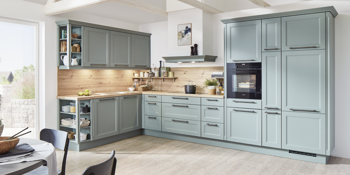 Zo ziet een eigentijdse landelijke stijl eruit: de karakteristieke paneelfronten werden heruitgevonden en zijn nu uiterst gestroomlijnd. Ze passen perfect bij moderne elementen in industriële stijl, die coole accenten zetten. Gelakte oppervlakken in donkere zwart- en antraciettinten en roestvrijstalen handgrepen geven uw keuken een zakelijk-technische uitstraling en vormen een spannend contrast met accessoires van natuurlijke materialen. 