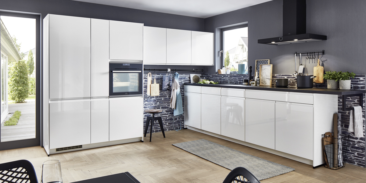 Wit blijft een van de lievelingskleuren voor interieurs, want wit is tijdloos mooi en doet het gewoon altijd goed. Wit is bescheiden, laat ruimtes groter lijken en overleeft alle modetrends. Bovendien is wit ongelooflijk veelzijdig en flexibel.