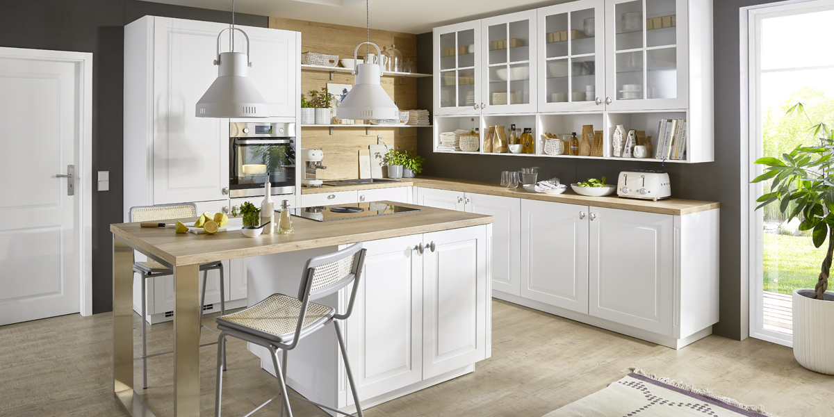 Wit blijft een van de lievelingskleuren voor interieurs, want wit is tijdloos mooi en doet het gewoon altijd goed. Wit is bescheiden, laat ruimtes groter lijken en overleeft alle modetrends. Bovendien is wit ongelooflijk veelzijdig en flexibel.