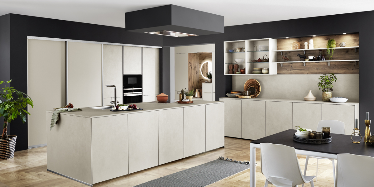 Design-fans kiezen voor mooie lampenkappen, terwijl langere hobbykoks houden van een schuin geplaatst afzuigvlak meer ruimte rond hun hoofd. Of u kiest voor een werkbladafzuiging, die de dampen direct aan het fornuis wegzuigt. Ongeacht welke keuze u maakt, alle afzuigkappen zorgen dankzij hun innovatieve techniek voor een optimaal klimaat in uw keuken. Nooit meer dikke dampen!     