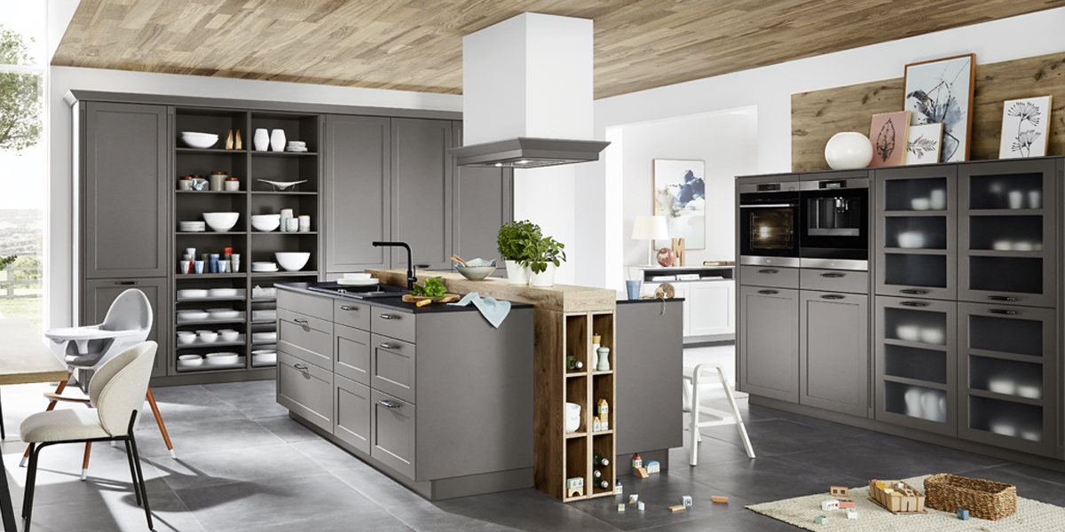 Design-fans kiezen voor mooie lampenkappen, terwijl langere hobbykoks houden van een schuin geplaatst afzuigvlak meer ruimte rond hun hoofd. Of u kiest voor een werkbladafzuiging, die de dampen direct aan het fornuis wegzuigt. Ongeacht welke keuze u maakt, alle afzuigkappen zorgen dankzij hun innovatieve techniek voor een optimaal klimaat in uw keuken. Nooit meer dikke dampen!     